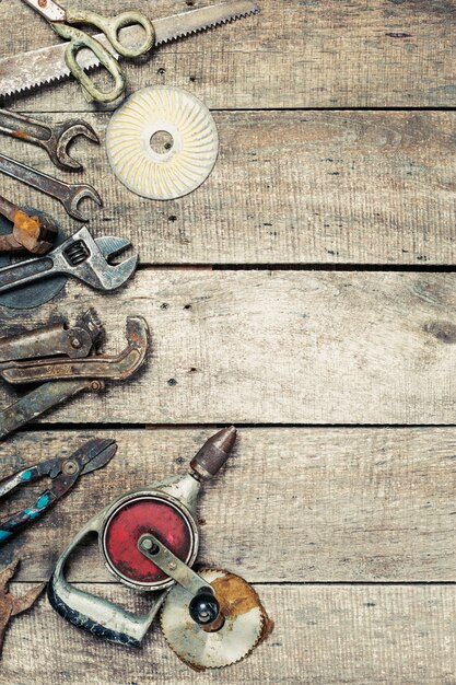 Desorden de herramientas de carpintería vintage sobre fondo de madera vieja