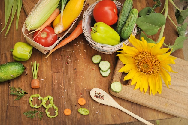 Copie el fondo de madera auténtica del espacio con una variedad de verduras crudas