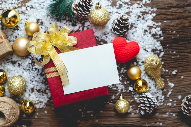 Copie o cartão do espaço na caixa de presente do Natal com composição do Natal na tabela de madeira.