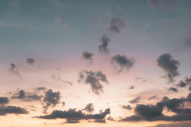 Copie o conceito mínimo de espaço de verão céu azul e nuvem branca em branco abstrato