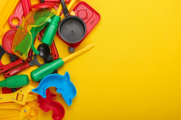 Copie o espaço com muitos brinquedos infantis em amarelo