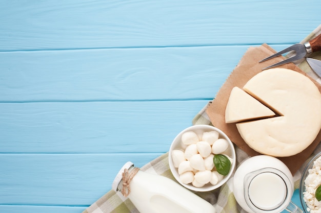 Foto copie o espaço com produtos lácteos na tábua de cortar