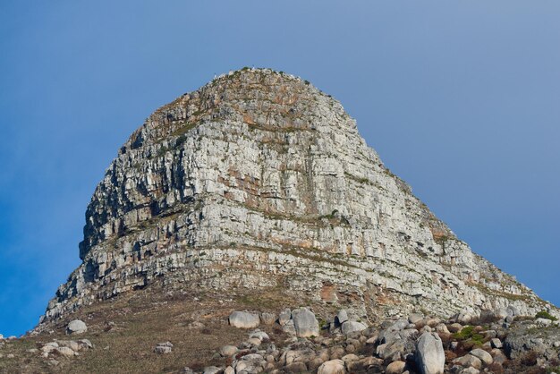 Copie o espaço com vista panorâmica da montanha Lions Head na Cidade do Cabo, África do Sul, contra um fundo de céu azul claro de baixo Linda panorâmica de um marco icônico e famoso destino de viagem