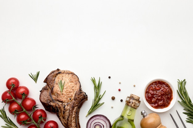 Foto copie o espaço de carne cozida com molho