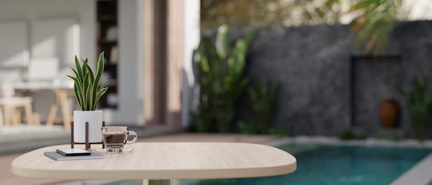 Copie o espaço em uma mesa de madeira sobre uma bela piscina desfocada ao fundo