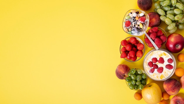 Foto copie o espaço frutas frescas e café da manhã cereais