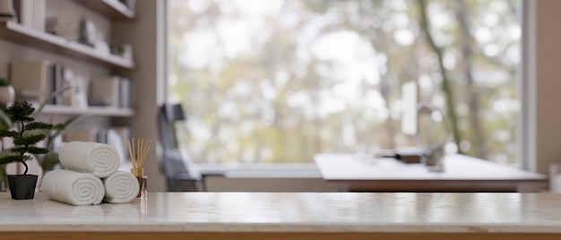 Copie o espaço na mesa de mármore branco sobre o fundo desfocado do espaço de trabalho moderno e brilhante