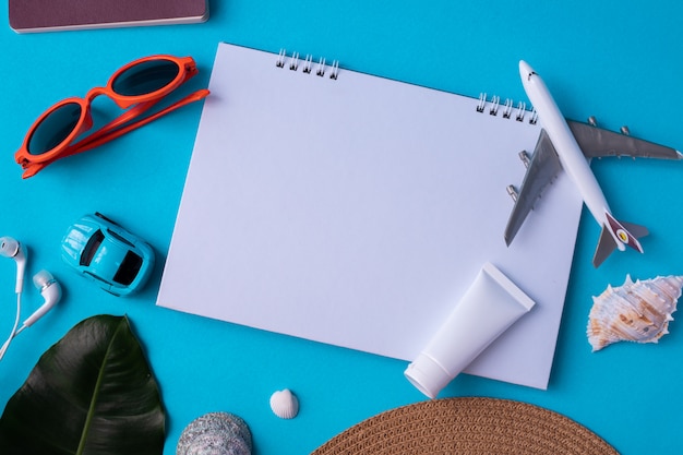 Copie o espaço no papel do bloco de notas com acessórios de viagem no verão.