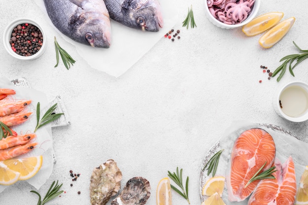 Copie o espaço rodeado por deliciosos pratos de frutos do mar exóticos