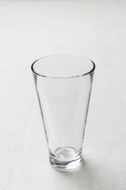 Foto copo alto vazio em um bar sobre uma mesa de luz, close-up