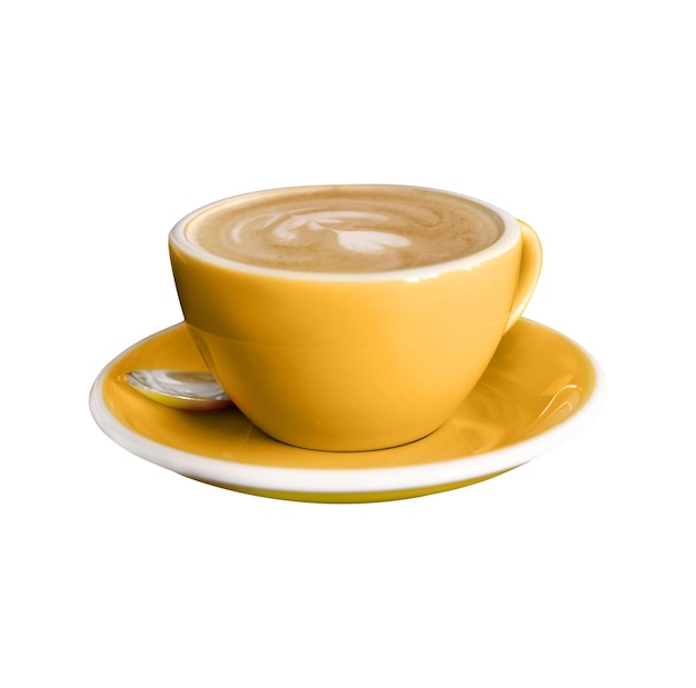 Copo amarelo com cappuccino decorado com coração na espuma de leite isolada no fundo branco