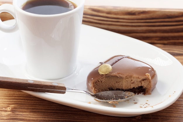 Foto copo branco com café com bolinho de chocolate