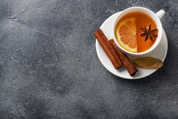Copo branco com chá de ervas natural com limão e canela