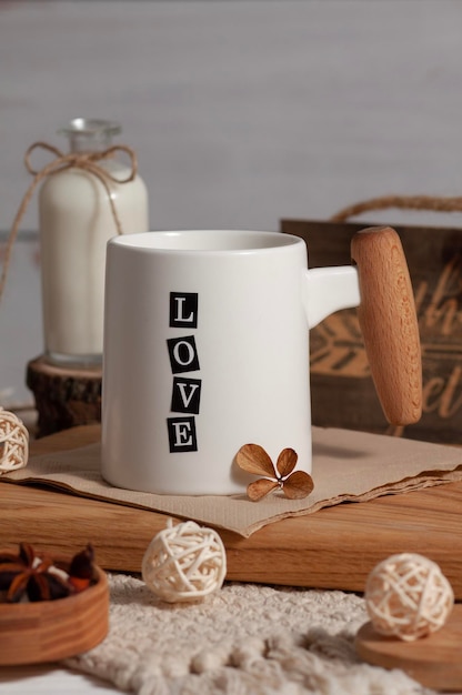 Copo branco com chá ou café na mesa de madeira