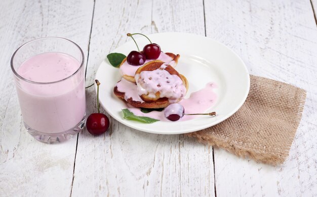 Copo branco com iogurte, cerejas e hortelã. Um maravilhoso café da manhã e um ótimo começo de dia, nutrição saudável para perda de peso e melhora da pele