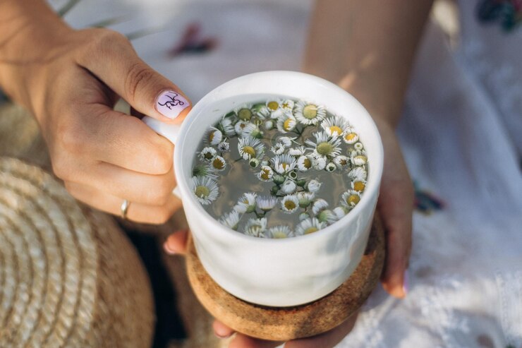 Foto copo branco com margaridas frescas