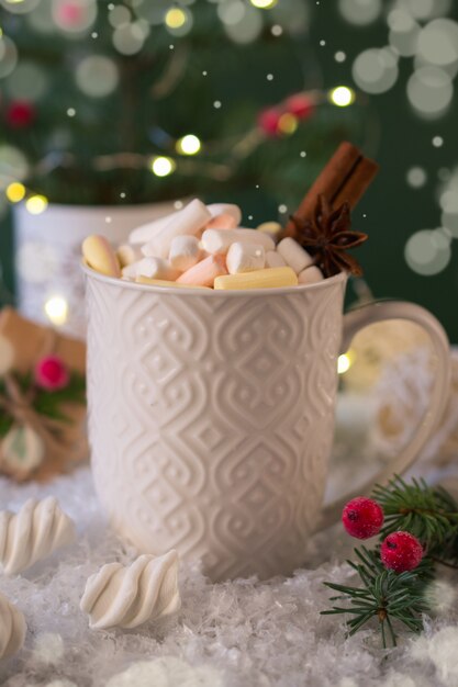 Copo branco de bebida quente de Natal picante e decorações de ano novo.