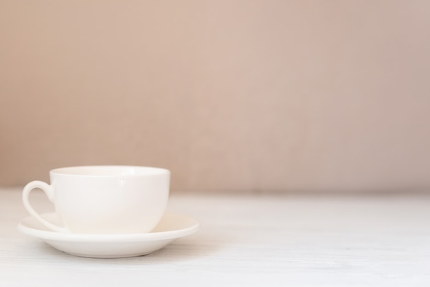 Foto copo branco na mesa de madeira branca