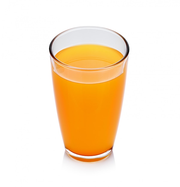 Copo cheio de suco de laranja em fundo branco