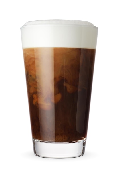 Copo com café cappuccino isolado em branco