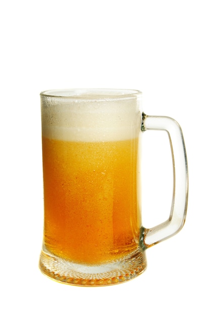 Copo com cerveja light isolado no branco