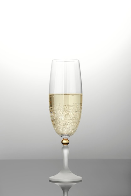 Copo com champanhe em vista frontal de fundo cinza