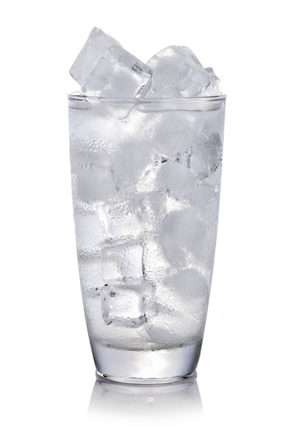 Foto copo com cubos de gelo. isolado no fundo branco