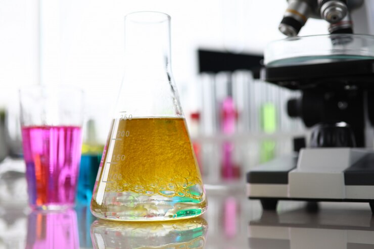 Foto copo com líquido colorido em laboratório