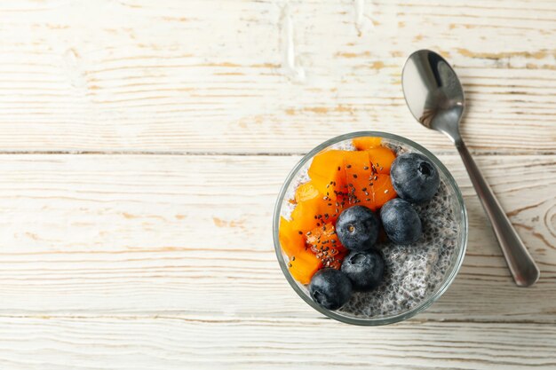 Copo com pudim de chia na mesa de madeira