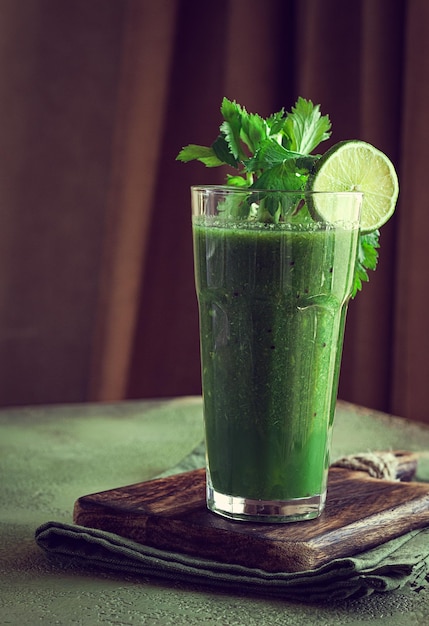 copo com smoothie verde aipo e espinafre maçã e kiwi pepino smoothie de legumes pequeno-almoço caseiro nenhuma gente