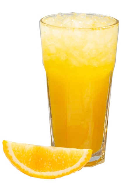 Copo com suco de laranja e gelo Limonada cítrica gelada e casca de laranja Copo isolado com uma bebida