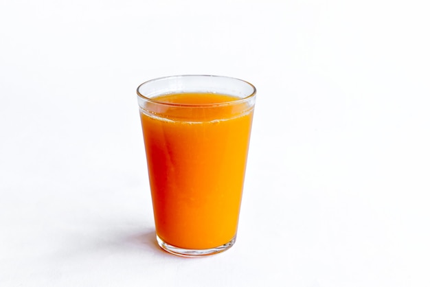 Copo com suco de laranja isolado no fundo branco.