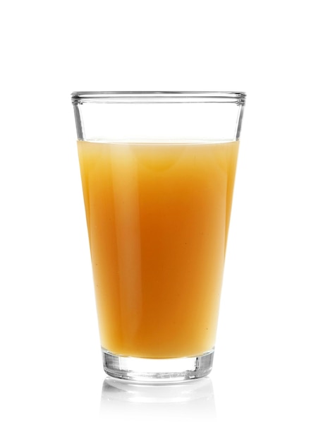 Copo com suco de maçã fresco no fundo branco