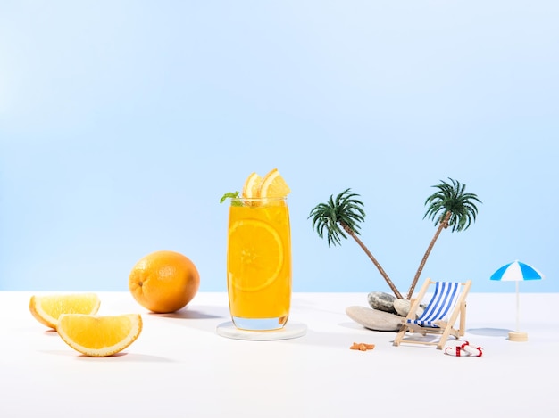 Copo de 100 suco de laranja com fatias de laranjeira frutas na praia de mar com areia branca férias de verão no mar