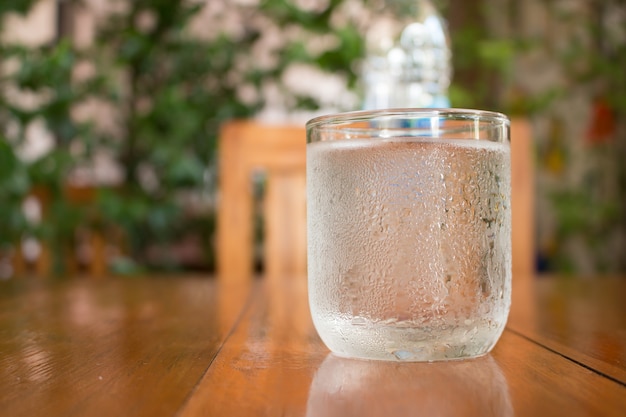 Copo de água, Beba água ou limpo Beba água colocada na tábua de madeira.