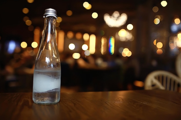 copo de água com gelo no restaurante / água límpida fria em copo com pedaços de gelo