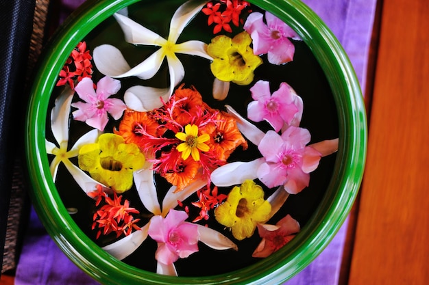 copo de água com lindas flores, uma variedade de cores de fundo no centro de saúde e beleza spa