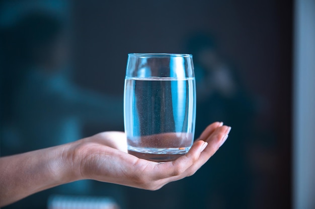 copo de água de mão de mulher