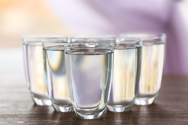 Foto copo de água fresca na mesa de madeira
