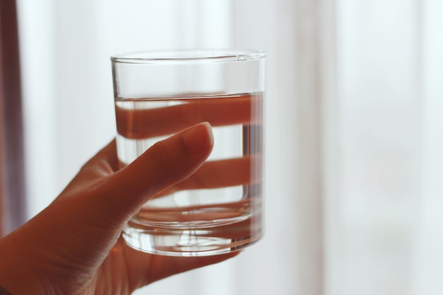 copo de água na mão para uma boa saúde