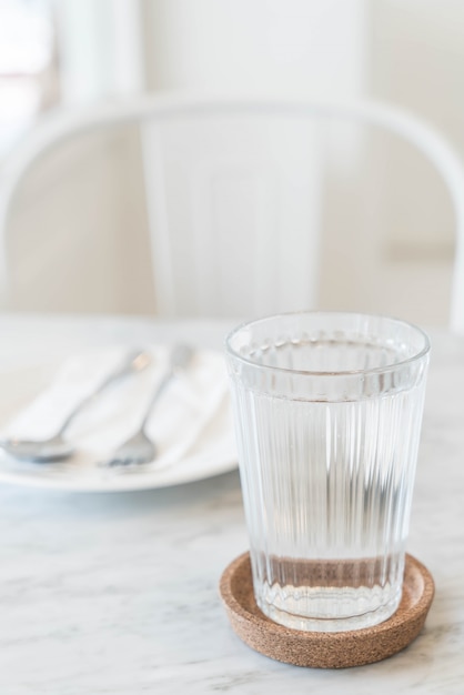 copo de água na mesa de jantar