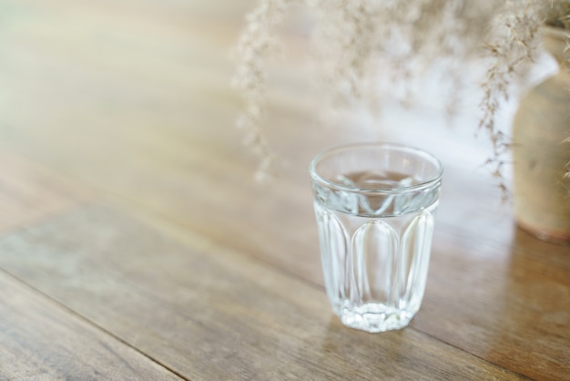 Foto copo de água na mesa de madeira