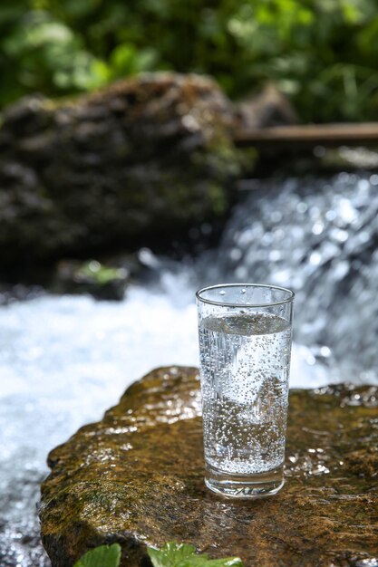 Foto copo de água no fundo da pequena cachoeira