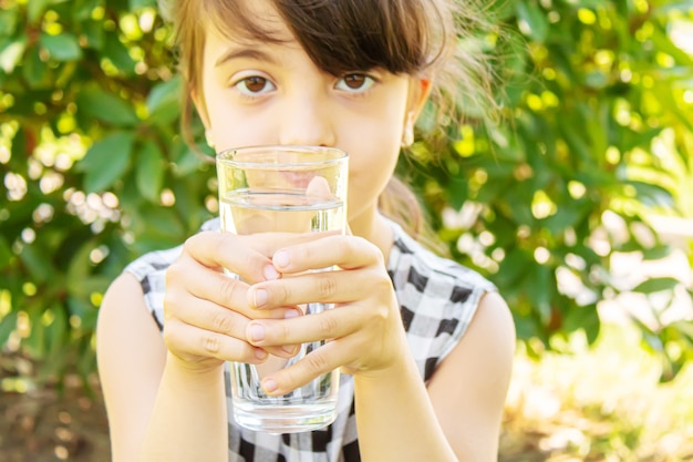 Copo de água para criança. foco seletivo. Natureza infantil