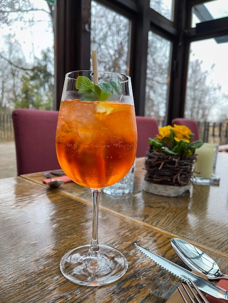 Copo de aperol com gelo no sal Coquetel alcoólico frio