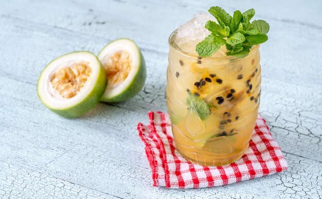 Copo de Bajan Mojito com maracujá fresco