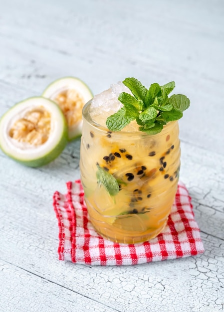 Copo de Bajan Mojito com maracujá fresco