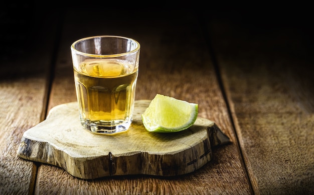 Copo de bebida alcoólica com limão, destilada da cana-de-açúcar, chamada no  brasil de 