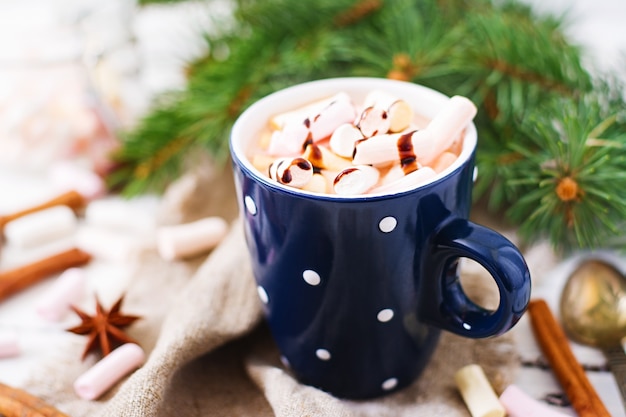 Copo de cacau quente ou chocolate com marshmallow em um fundo claro