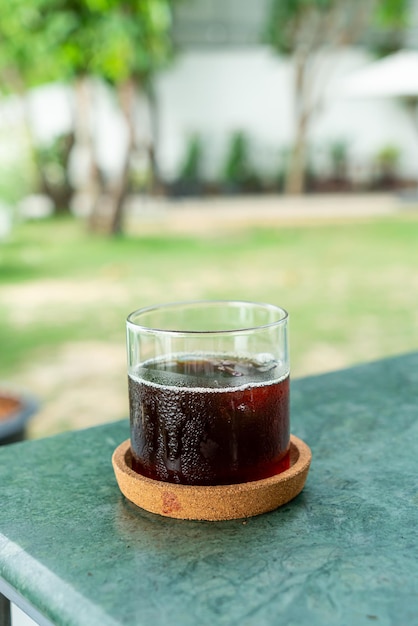 copo de café americano gelado na mesa no café café e restaurante